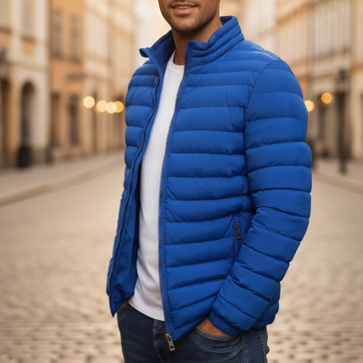 Modello indossa piumino uomo casual di moda, giacca calda e versatile, perfetta per un look invernale sportivo.