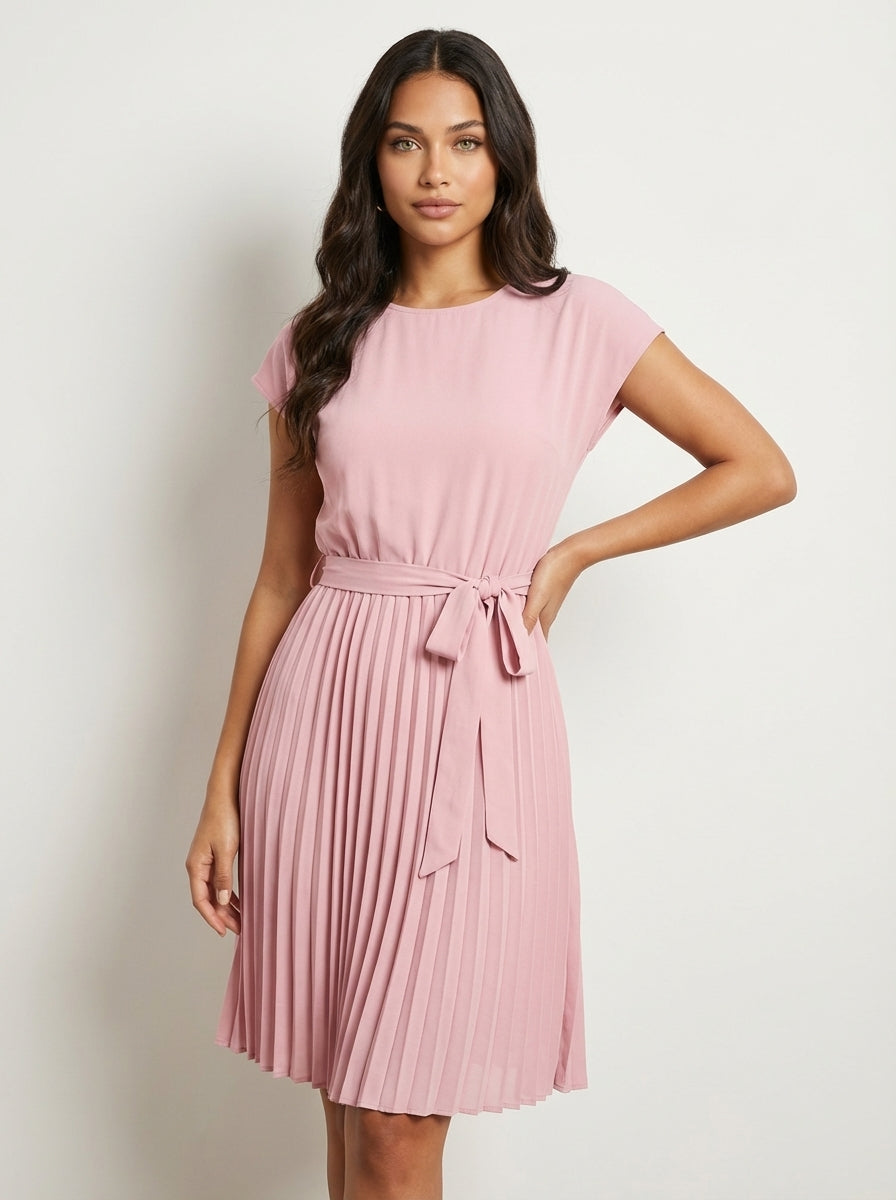 Abito midi rosa plissettato da donna con cintura, per un outfit elegante e di tendenza.