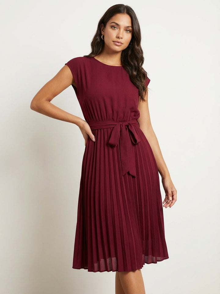 Abito midi plissettato con cintura per donna, look raffinato e versatile per molteplici occasioni.