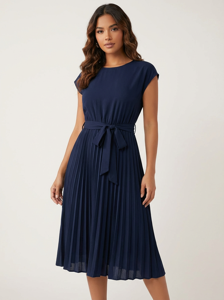 Abito midi nero plissettato con cintura, un capo versatile ed elegante per moda donna.