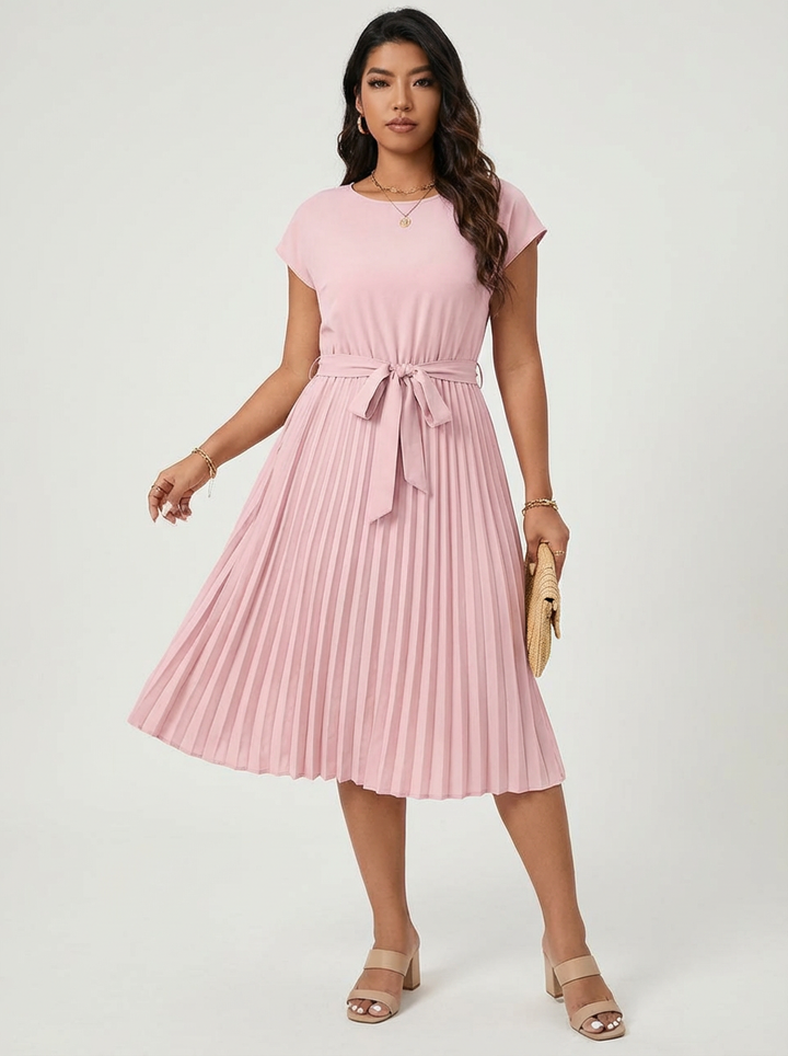 Abito da sera midi plissettato con cintura, ideale come vestito da cocktail per eventi speciali.