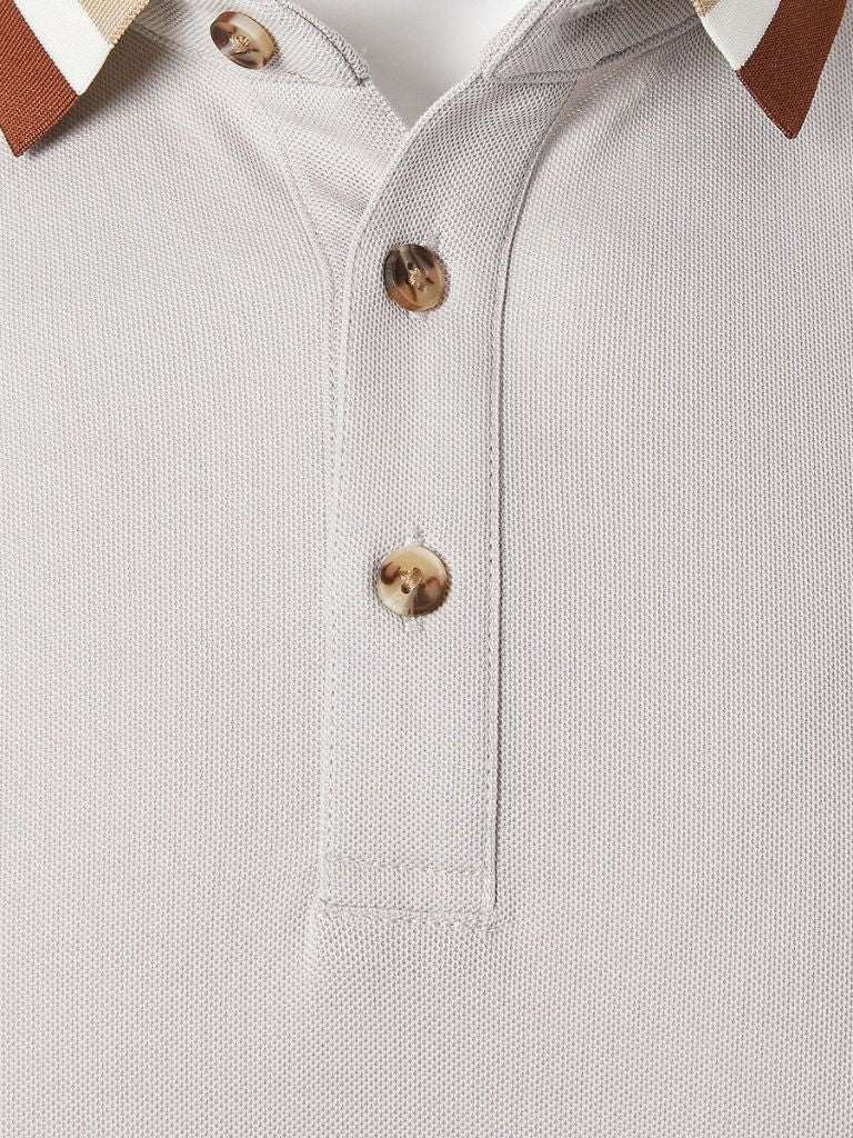 Polo smart casual uomo, perfetta per un look moderno ed elegante. Dettaglio colletto a contrasto.