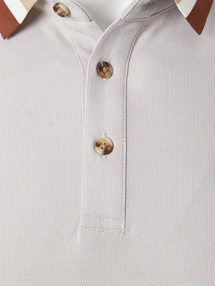 Polo smart casual uomo, perfetta per un look moderno ed elegante. Dettaglio colletto a contrasto.