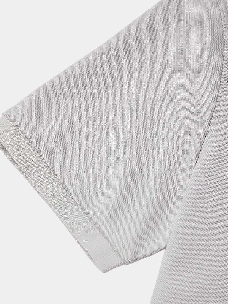 Polo uomo moderna con colletto a contrasto, ideale per un look smart-casual estivo. Abbigliamento.