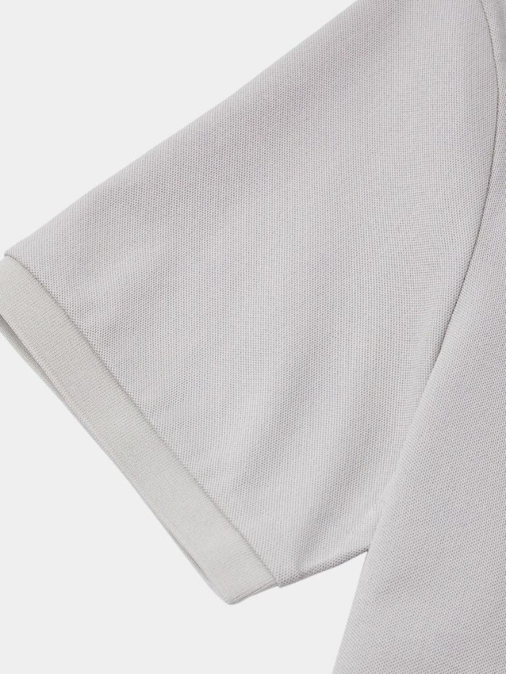 Polo uomo moderna con colletto a contrasto, ideale per un look smart-casual estivo. Abbigliamento.
