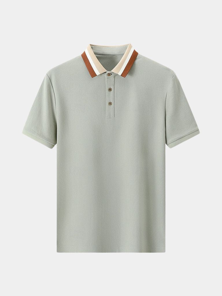 Uomo indossa polo smart casual con colletto a contrasto, in stile moderno. Abbigliamento maschile.