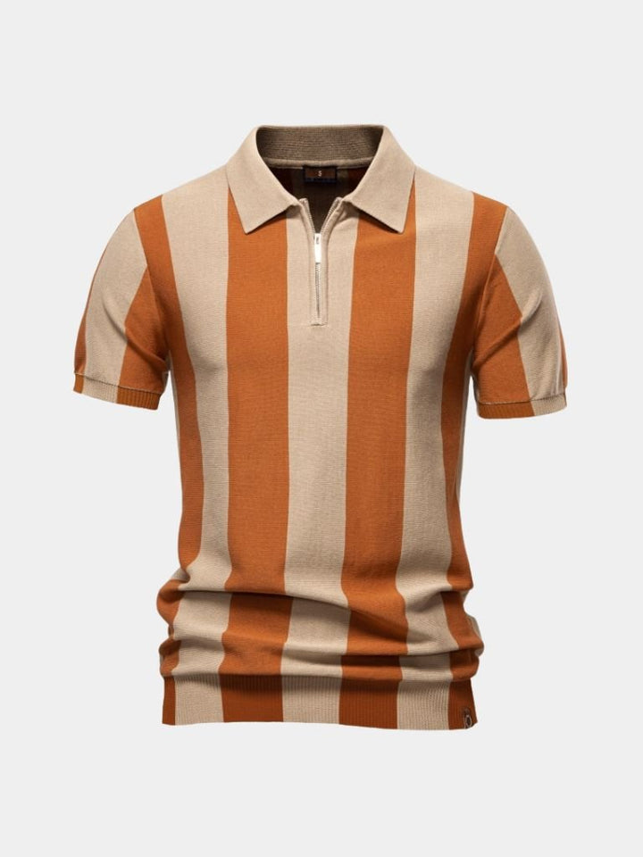 Polo uomo a righe di tendenza con zip. Look moderno ed elegante, perfetto per la moda estiva.