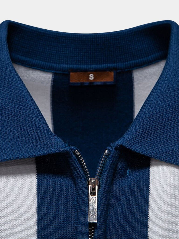 Elegante polo uomo casual a righe con zip. Manica corta, ideale per un look moderno estivo.