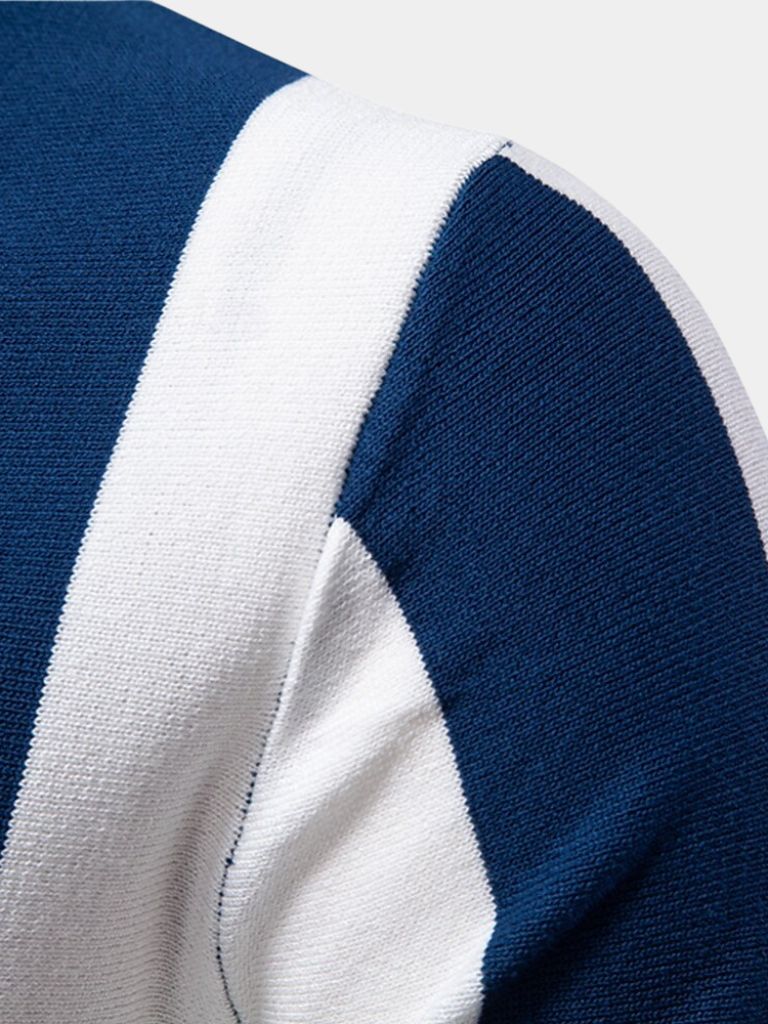 Polo uomo stile moderno, a righe e con zip. Eleganza casual maschile per la stagione estiva.