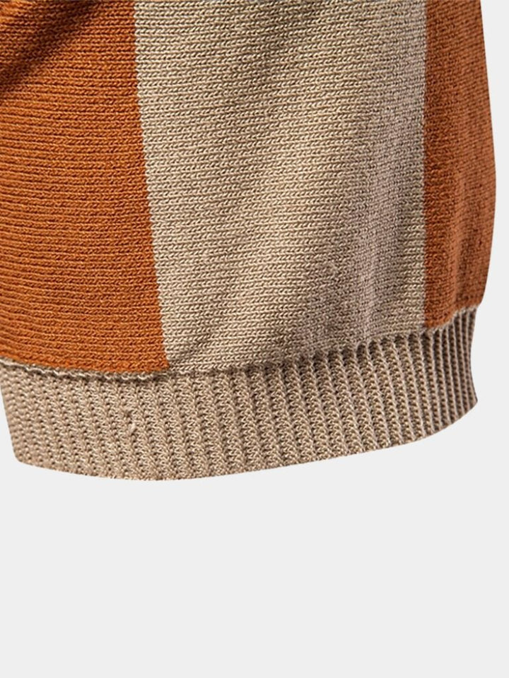Polo uomo a righe verticali con zip, vista frontale. Eleganza casual per un outfit moderno.