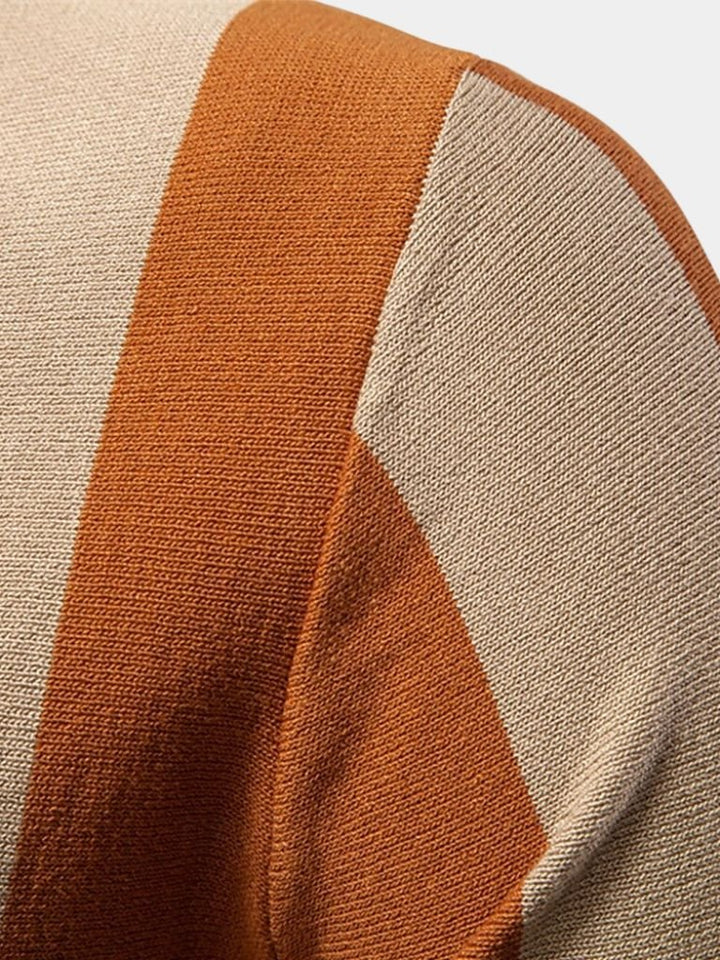 Polo uomo a righe con zip, tessuto leggero. Moda casual maschile con un tocco di stile moderno.