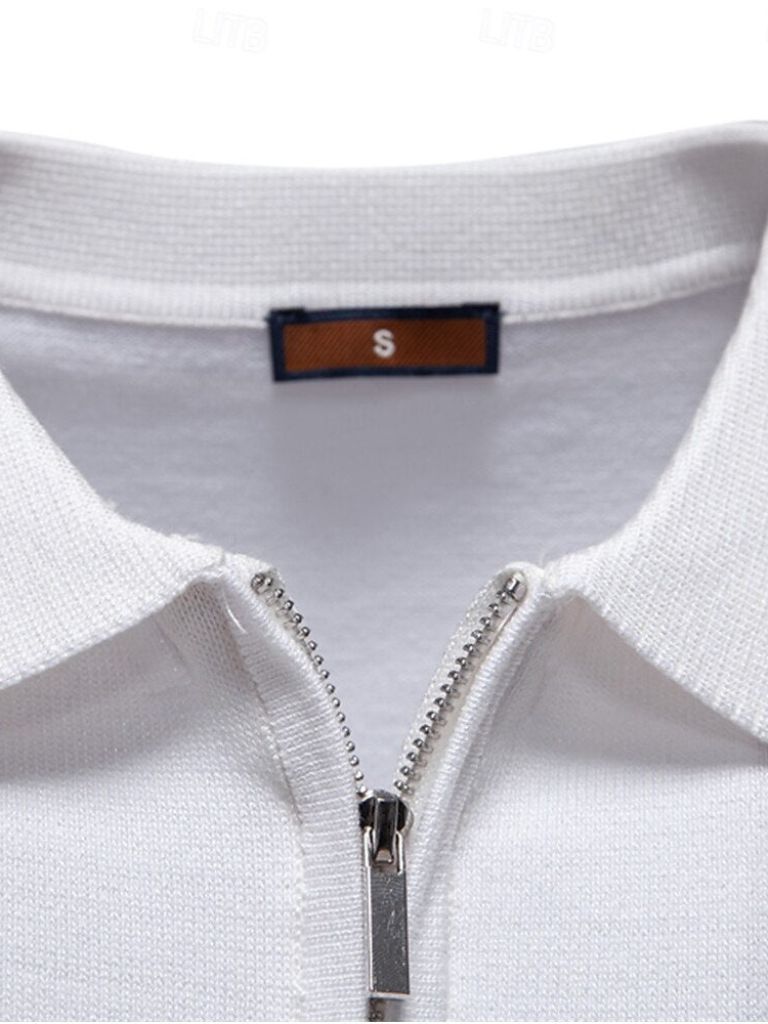 Polo estiva da uomo con righe distintive e collo a zip, ideale per abbigliamento smart casual.