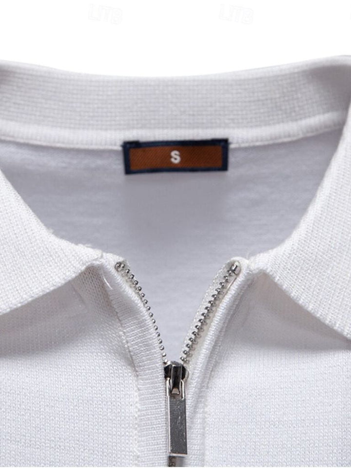 Polo estiva da uomo con righe distintive e collo a zip, ideale per abbigliamento smart casual.