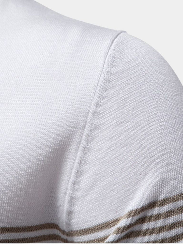 T-shirt polo maschile con collo a zip e design a righe, un capo elegante e moderno.