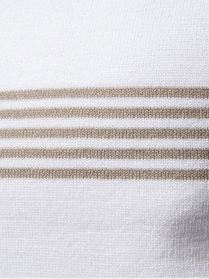 Polo slim fit uomo con collo a zip e righe, perfetta per look casual elegante estivo.