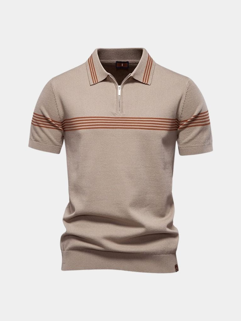 Elegante polo maschile a righe con zip sul collo, stile moderno per smart casual quotidiano.