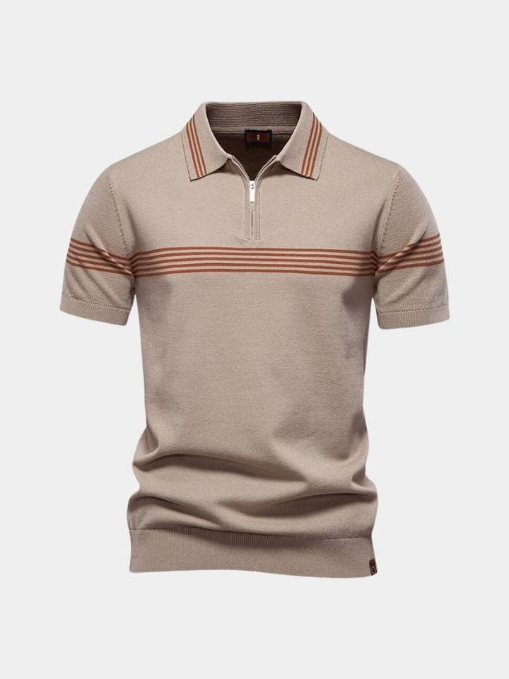 Elegante polo maschile a righe con zip sul collo, stile moderno per smart casual quotidiano.