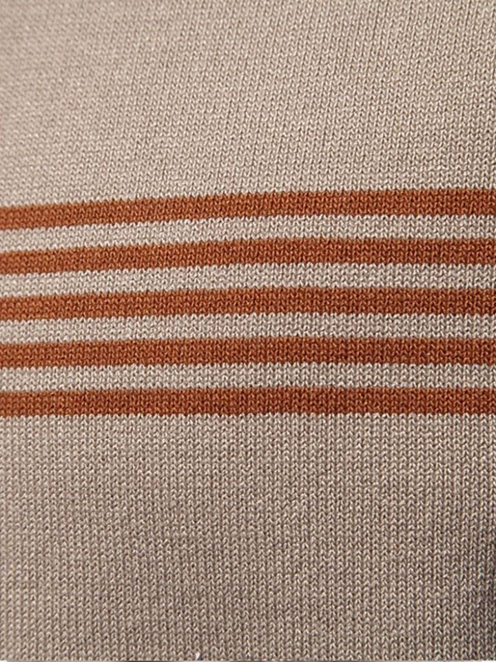 Polo uomo con dettaglio collo a zip e righe, abbigliamento maschile casual elegante.