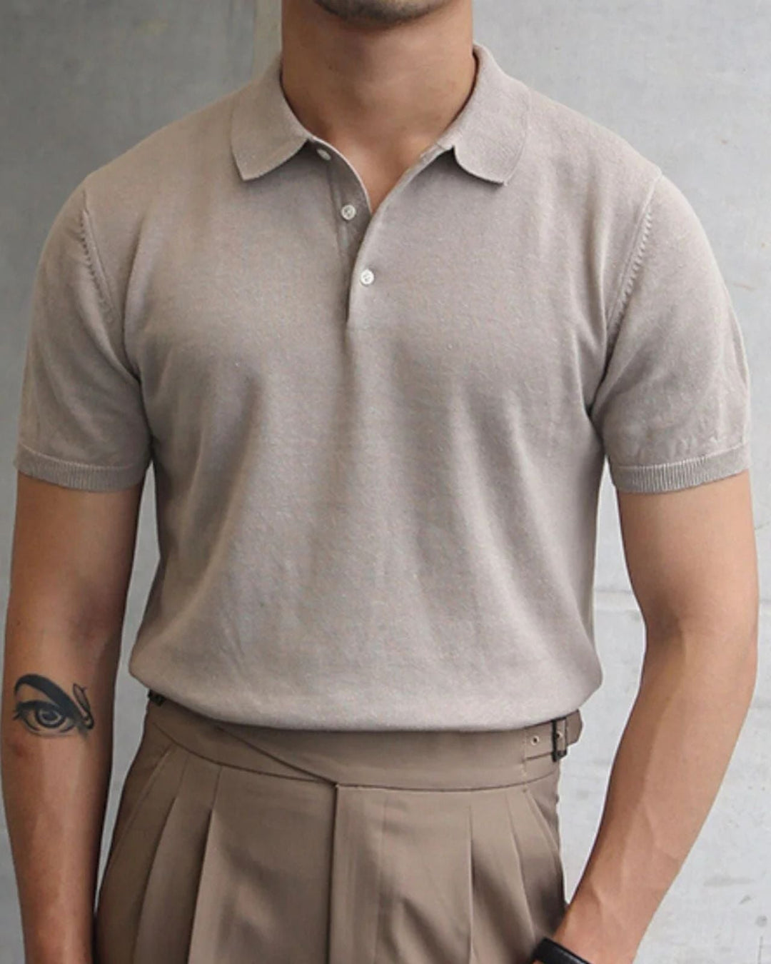 Polo uomo con colletto, taglio slim, capo elegante e moderno per l'abbigliamento maschile estivo.