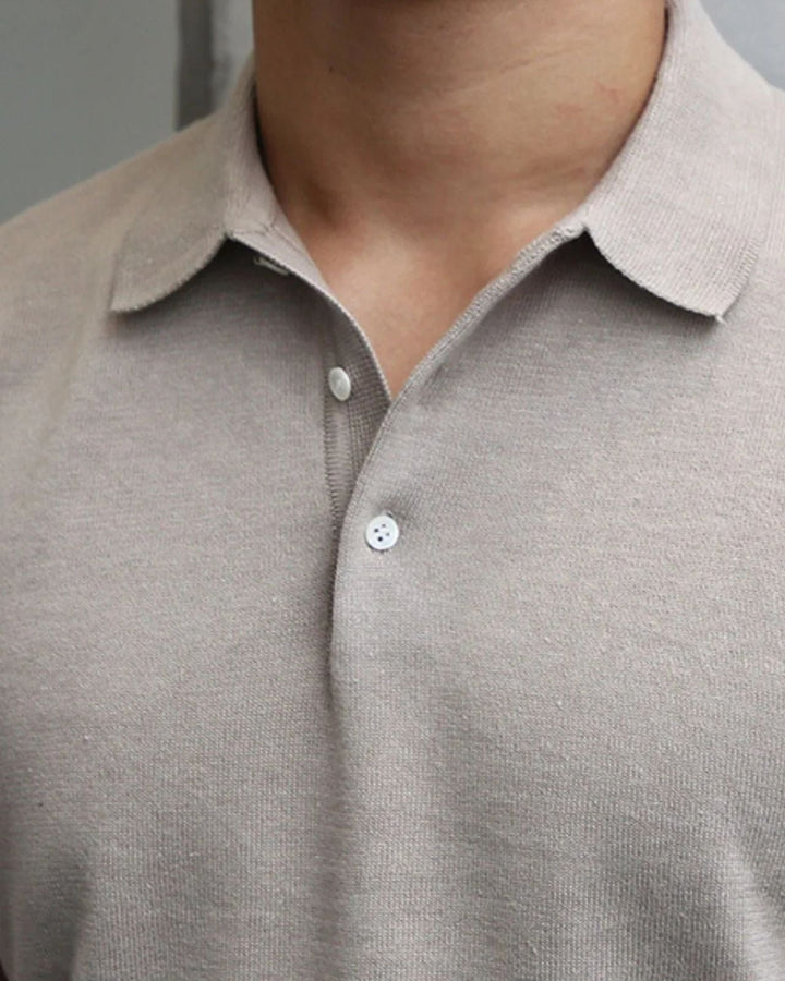 Outfit uomo primavera/estate con polo elegante slim fit, per un look raffinato e confortevole.