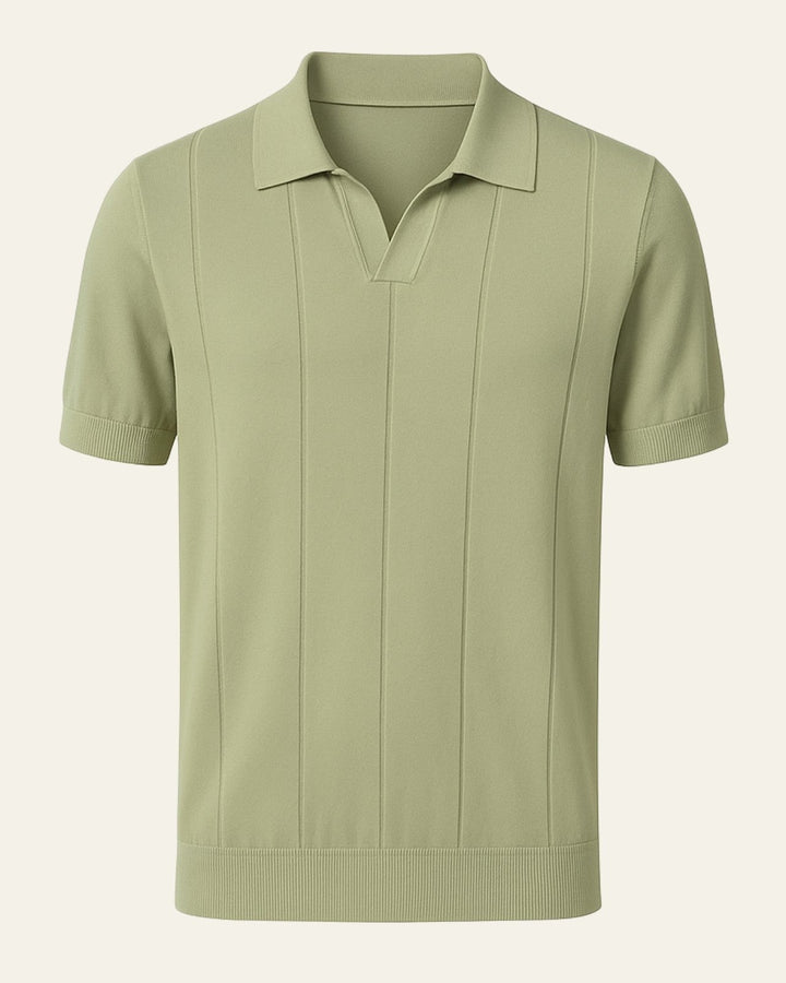 Maglia uomo a coste verde salvia, colletto aperto. Top casual elegante, comfort slim fit perfetto per primavera/estate.