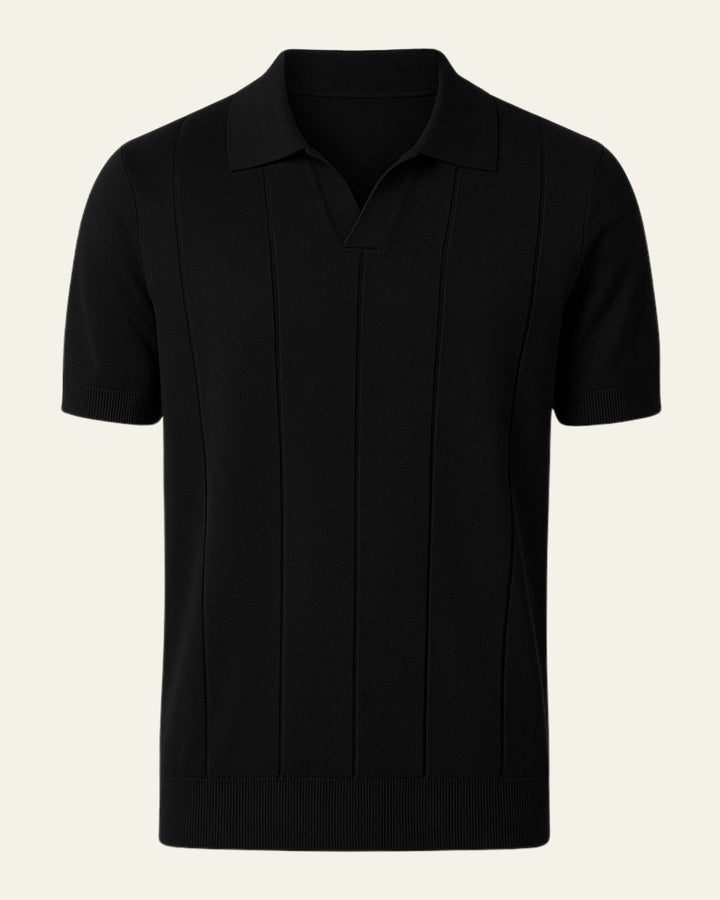 Elegante polo uomo a coste nere con colletto aperto. Design slim fit moderno, ideale per la moda maschile primavera estate.