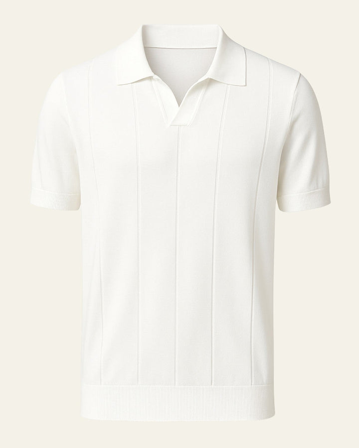 Polo uomo giallo senape a coste verticali, colletto aperto. Abbigliamento maschile versatile, perfetto per il casual chic estivo.