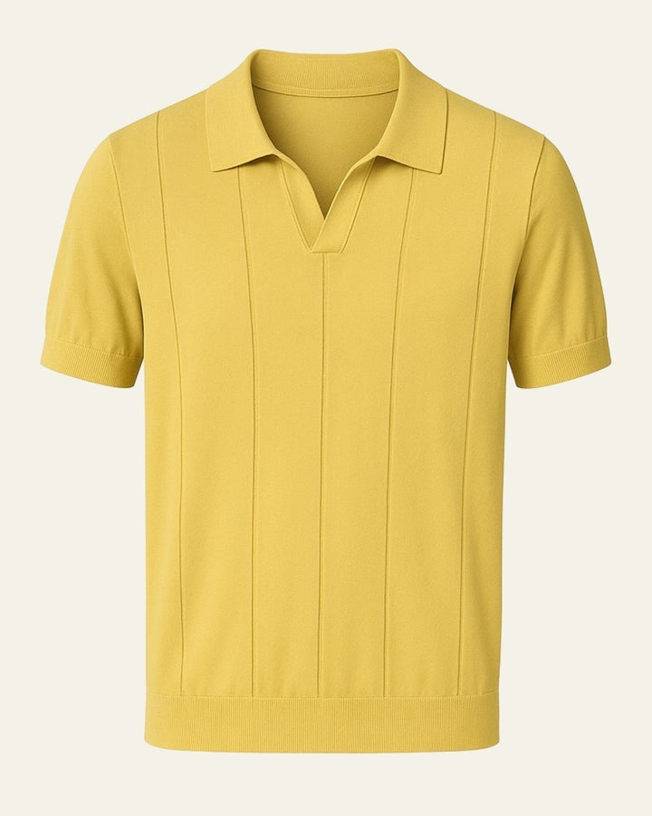 Top uomo bianco a coste con colletto aperto. Polo slim fit, stile casual elegante e moderno per primavera ed estate.