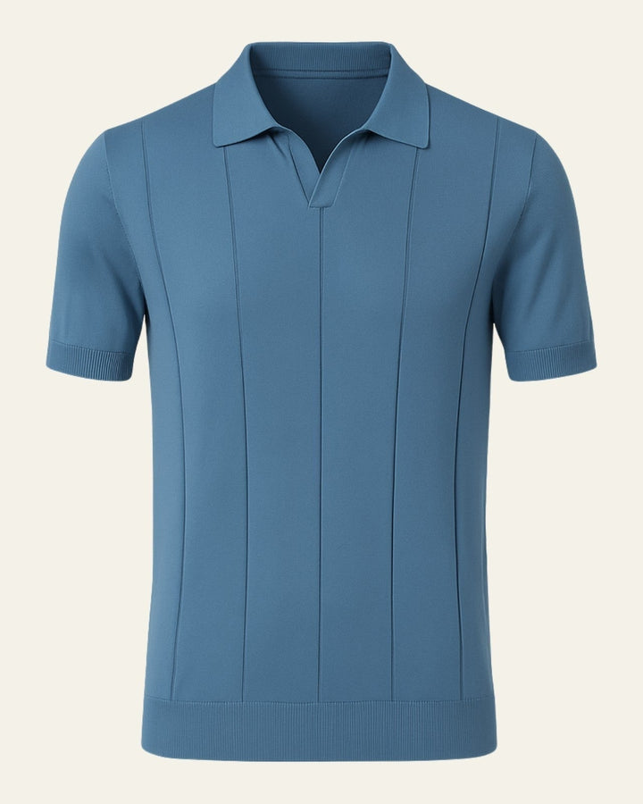 Polo uomo a coste verticali blu navy, colletto aperto, slim fit. Ideale per look casual eleganti primavera estate.