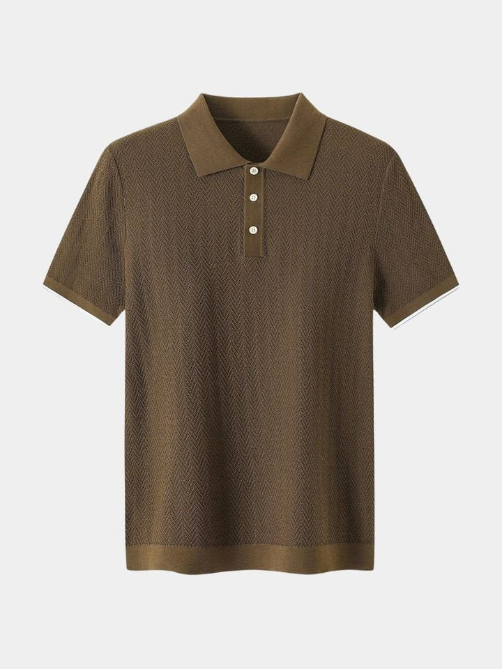 Polo maschile casual con design chevron, perfetta per un look estivo.