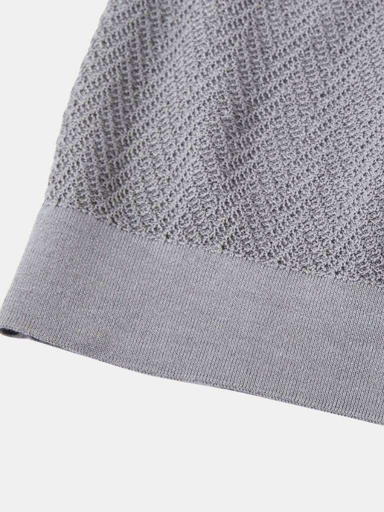 Polo uomo a maniche corte, con elegante motivo chevron. Perfetta per ogni occasione.