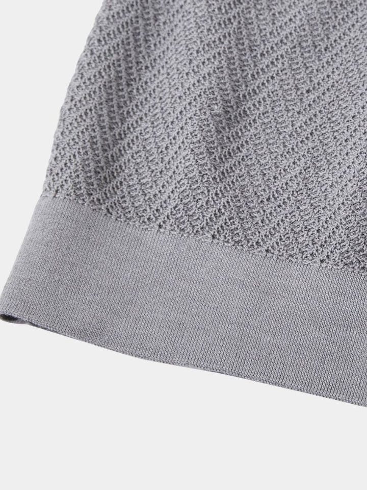 Polo uomo a maniche corte, con elegante motivo chevron. Perfetta per ogni occasione.