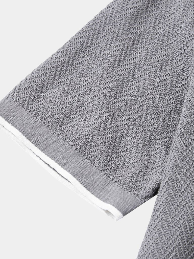 Polo estiva da uomo con trama chevron. Abbigliamento maschile casual ed elegante.