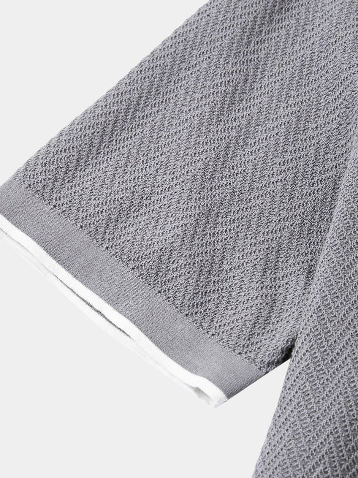 Polo estiva da uomo con trama chevron. Abbigliamento maschile casual ed elegante.