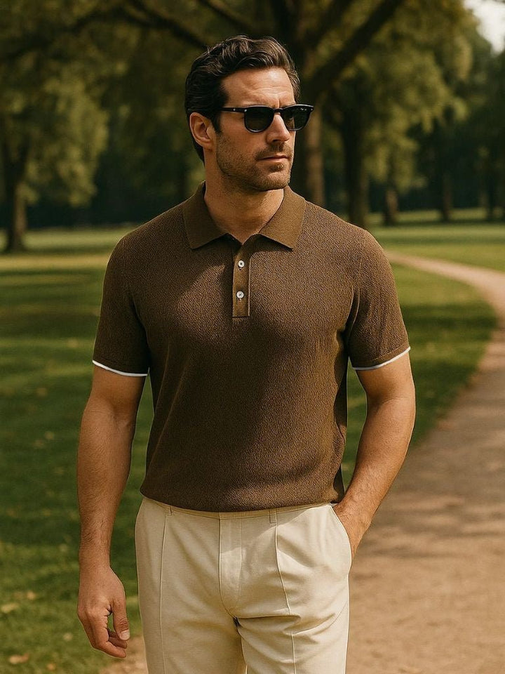 Polo uomo elegante con motivo chevron. Stile raffinato, maniche corte.