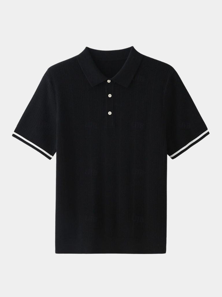 Polo uomo versatile con texture a rilievo, manica corta, comfort e stile per ogni occasione casual.