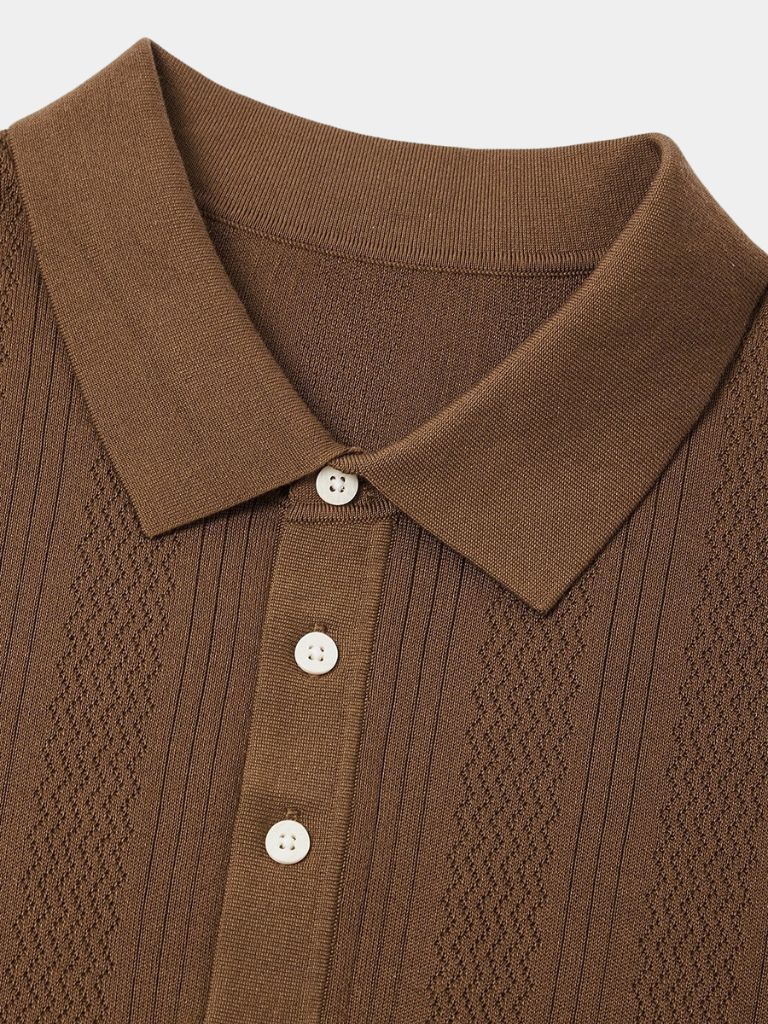 Elegante polo uomo a manica corta con texture contemporanea a rilievo, perfetta per la moda maschile.
