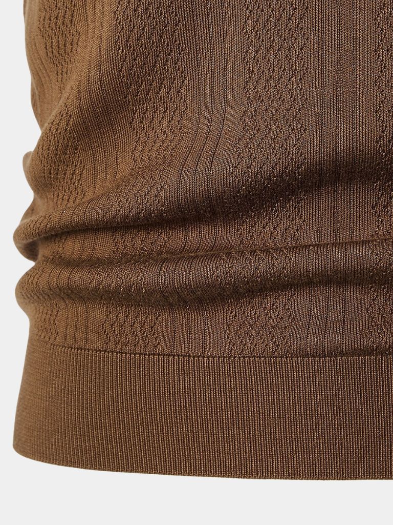 Polo uomo bianca con raffinata texture, ideale per l'eleganza discreta e lo stile casual estivo.