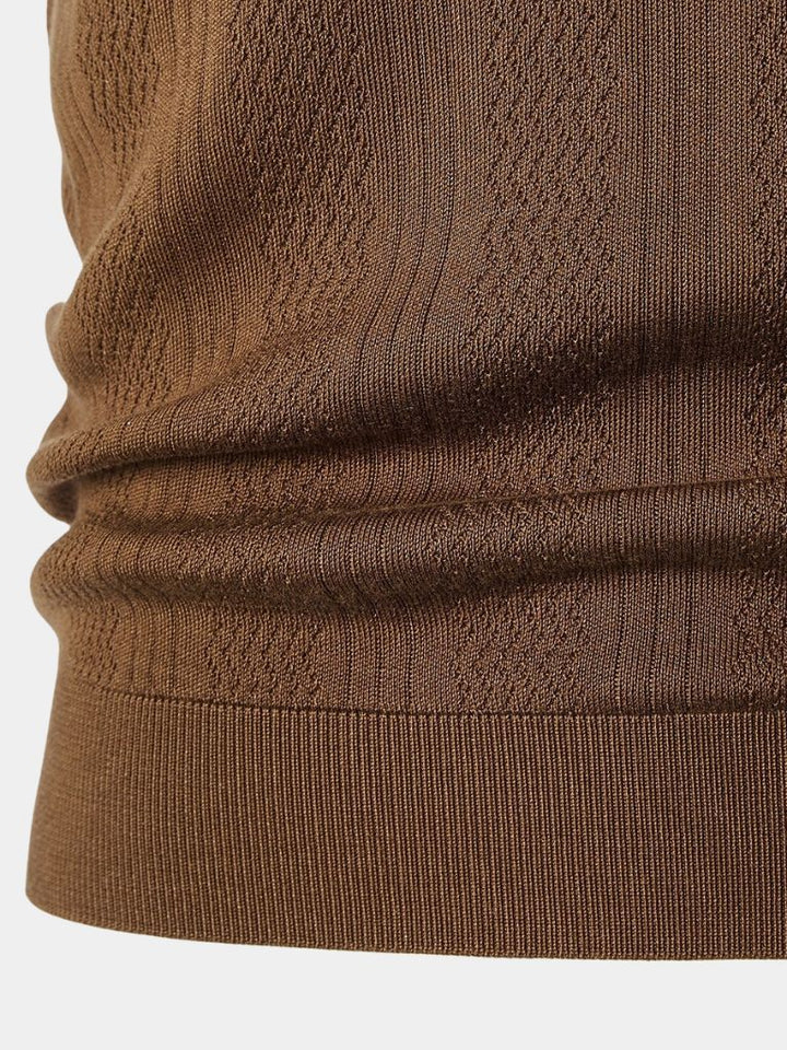Polo uomo bianca con raffinata texture, ideale per l'eleganza discreta e lo stile casual estivo.