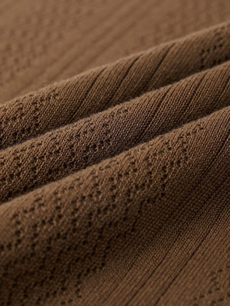 Polo uomo classica con texture a rilievo, qualità e design per un abbigliamento maschile essenziale.