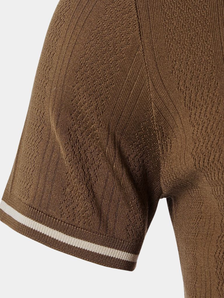 Polo uomo smart casual a manica corta, con texture a rilievo che aggiunge un tocco di eleganza.