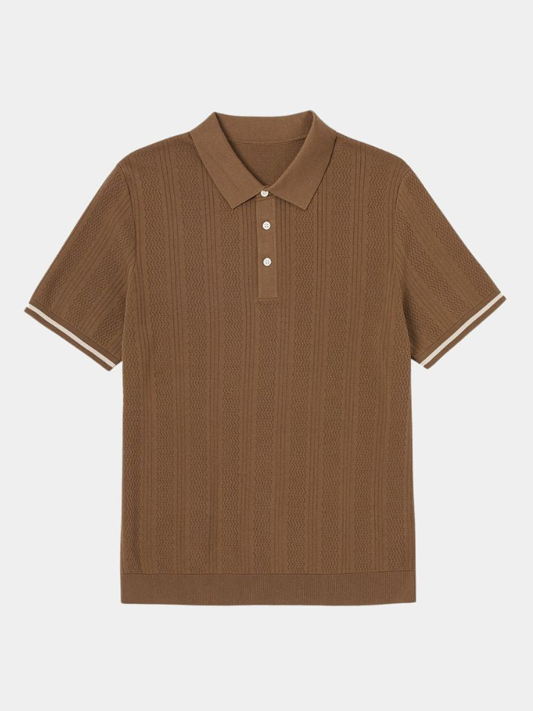 Polo uomo blu navy con texture a rilievo sottile, eleganza discreta e manica corta.