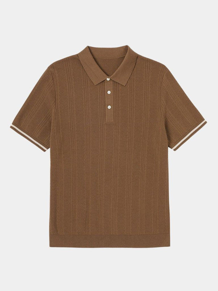 Polo uomo blu navy con texture a rilievo sottile, eleganza discreta e manica corta.