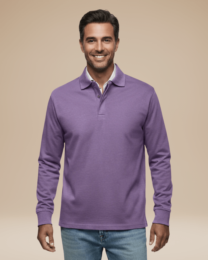 Primo piano: colletto e bottoni della polo uomo a maniche lunghe beige.