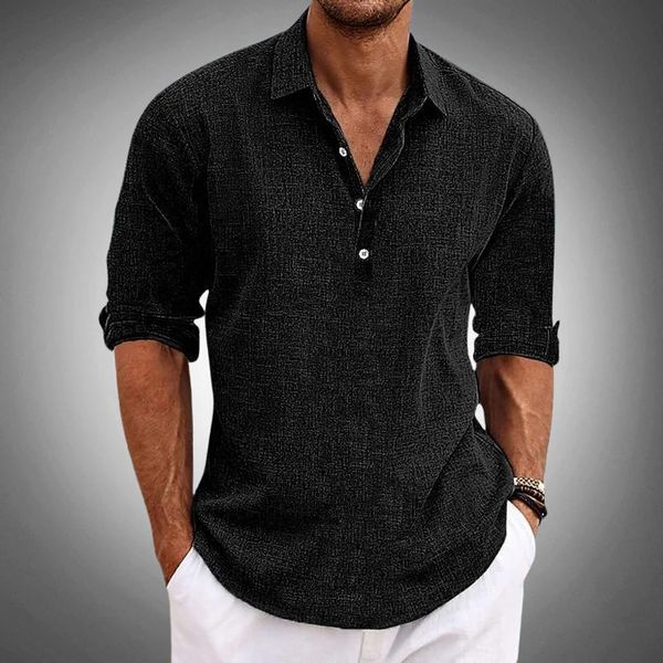 Polo uomo in stile casual, con colletto a bottoni. Un capo essenziale per l'abbigliamento maschile, che unisce comfort ed eleganza.