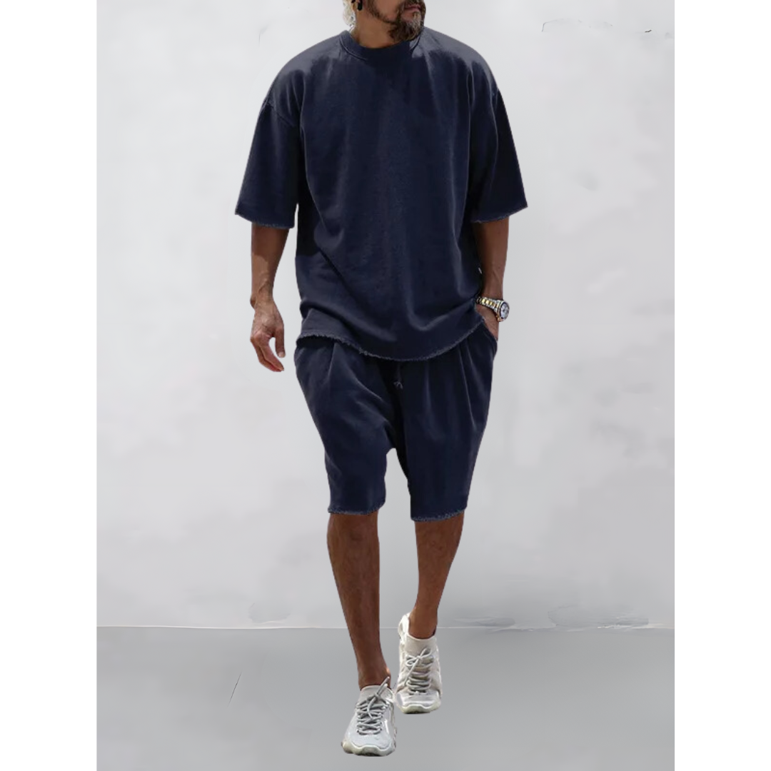 Uomo indossa un completo estivo leggero, perfetto per le vacanze e il comfort uomo quotidiano.