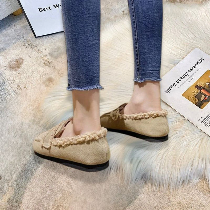Mocassini da donna invernali caldi e comodi in tonalità beige per un look casual elegante.
