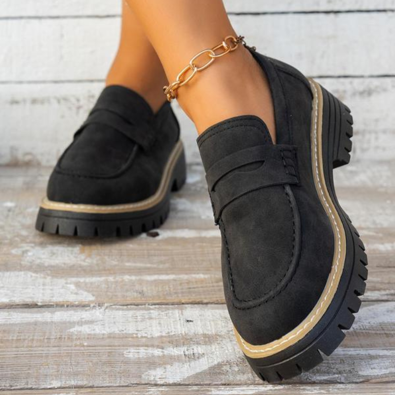Calzature donna: sneakers eleganti per stile versatile. Scarpe casual da donna, perfette per il comfort quotidiano.