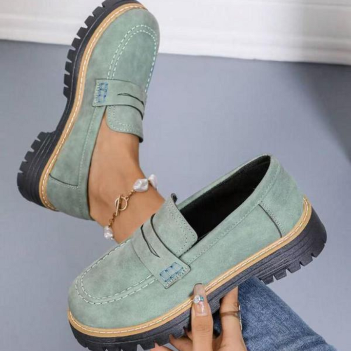Footwear donna: sneakers basse eleganti per un look casual versatile. Perfette per comfort quotidiano e moda donna.