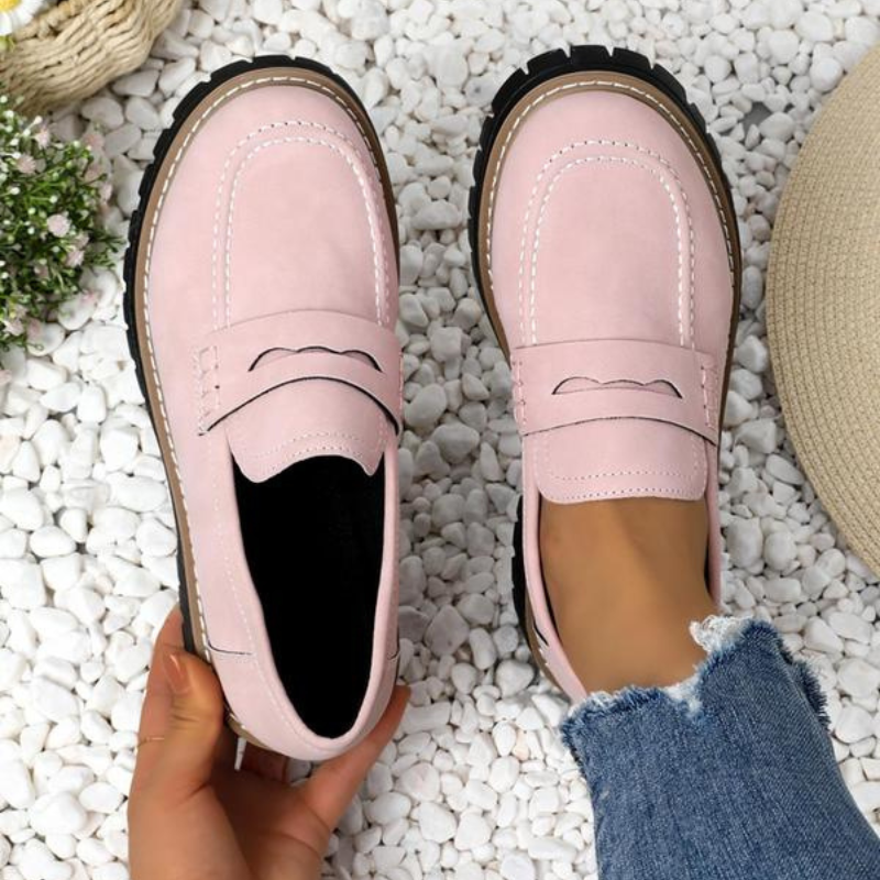 Sneakers donna casual, design moderno per moda donna. Calzature eleganti e comode, ideali per comfort quotidiano.